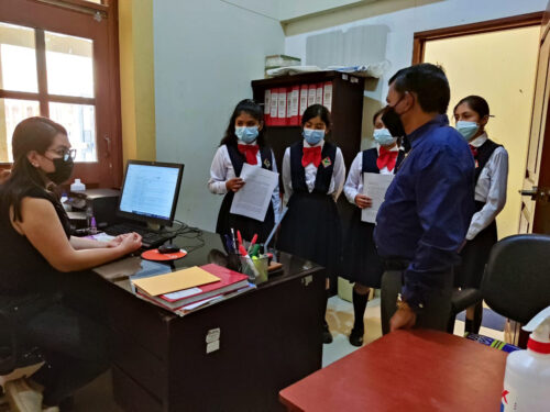piura estuydiantes hablando con las autoridades